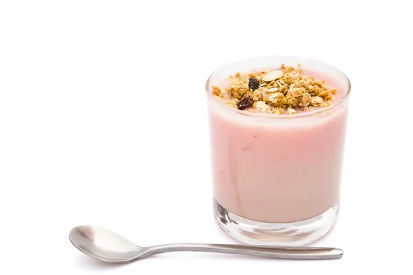 Muesli integrale in cima allo yogurt al sapore di fragola con percorso di ritaglio — Foto Stock
