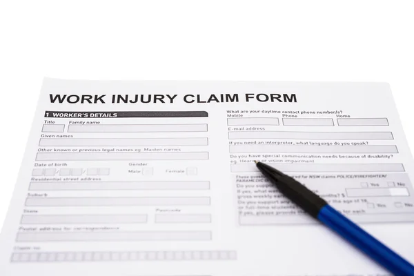 Formulário de reivindicação de lesão de trabalho no branco com caminho de recorte — Fotografia de Stock