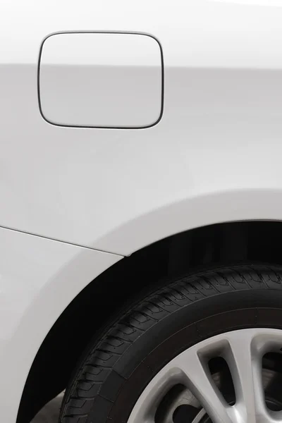 一辆白色轿车的轮胎和汽油帽罩 — 图库照片