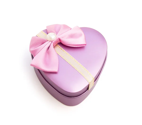 Herzförmige Geschenkschachtel auf weiß mit Clipping-Pfad, geschlossen — Stockfoto