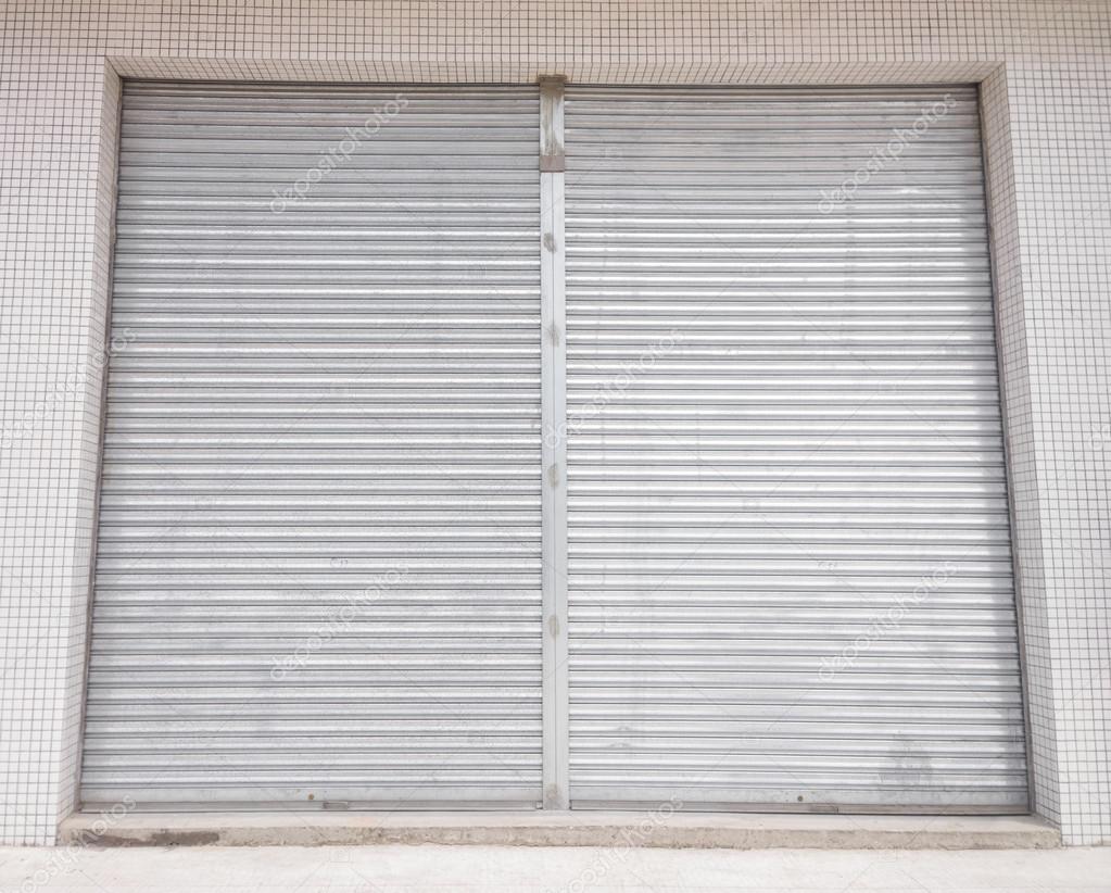 puertas de persiana de metal blanco en frente de la tienda comercial