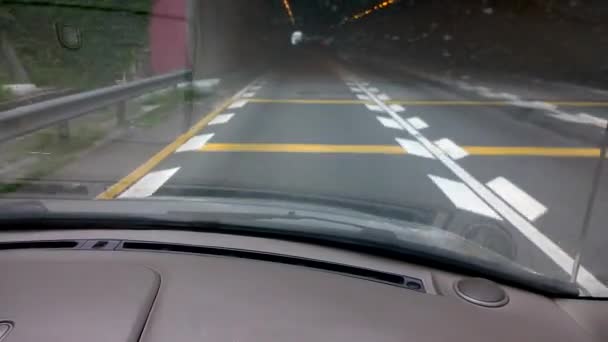 Conduire à travers un tunnel dans la journée — Video