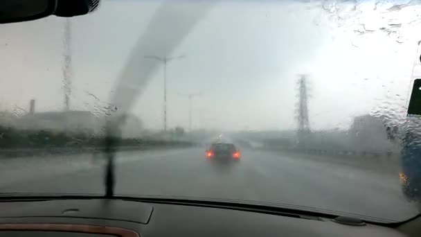 Conducir en días de fuerte lluvia — Vídeo de stock