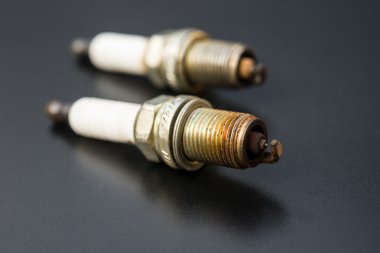 iki kullanılan siyah bir arka plan üzerinde sparkplug