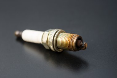 kullanılan siyah bir arka plan üzerinde sparkplug