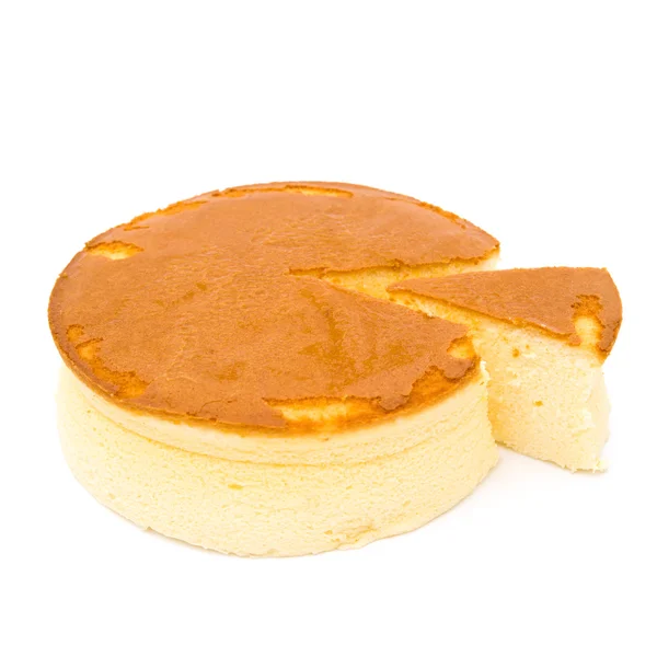 Vista lateral bolo de queijo redondo com uma peça cortada em branco — Fotografia de Stock