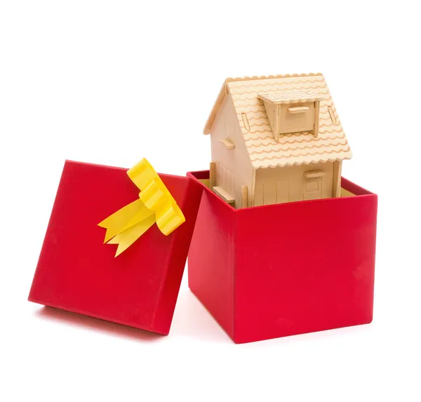 Haus im Geschenkkarton mit Schneideweg — Stockfoto