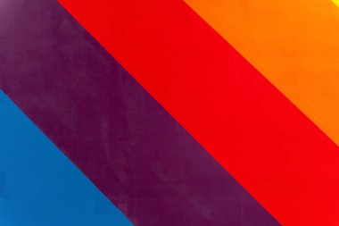 dört renkli şeritli bir duvar.