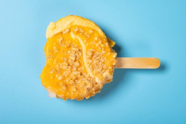 Üstten bakıldığında taze kalp şekilli çikolata aromalı buzlu dondurma mavi arka planda.