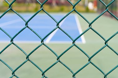 Tenis kortu tel örgülerin yatay kompozisyonu
