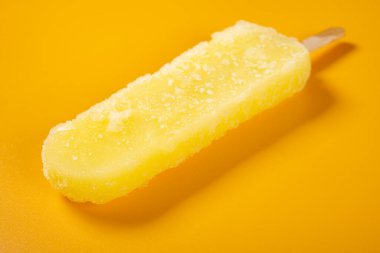 Sarı zemin üzerinde taze sarı buzlu şeker.