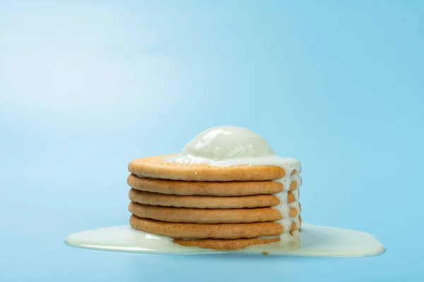 Vista Lateral Hami Melón Sabor Helado Derretido Encima Las Galletas — Foto de Stock