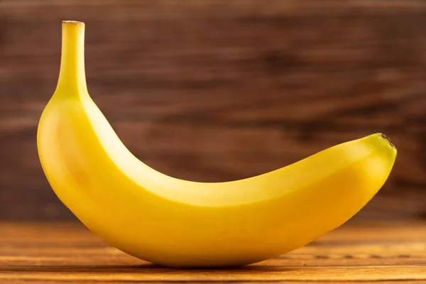 Świeży Banan Tle Drewna — Zdjęcie stockowe