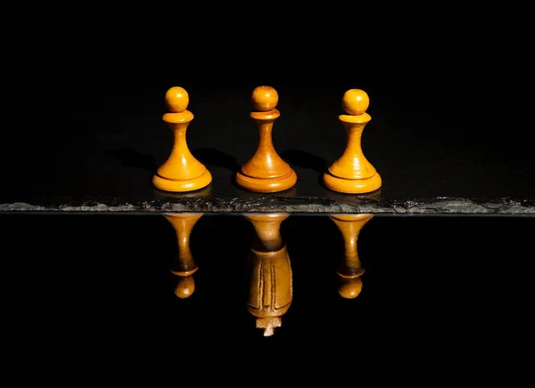 Peão do xadrez lançando a sombra da peça do rei