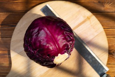 Yakın bir yerde bıçaklı bir levhada mor lahana