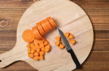 Tahtada taze havuç doğramak.