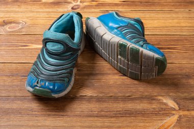 Çocuklar için bir çift eski mavi spor ayakkabı.