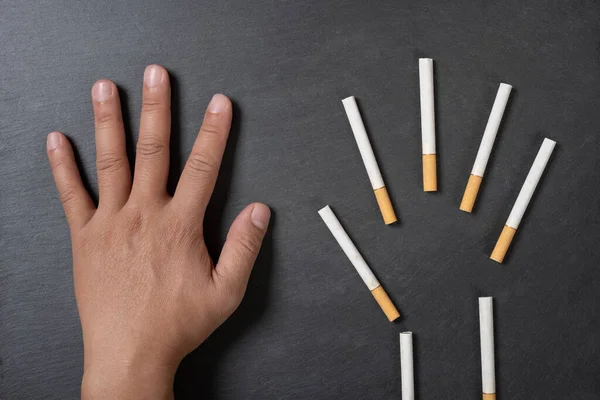 Sigaretten Vorm Van Een Menselijke Hand Met Een Echte Hand — Stockfoto