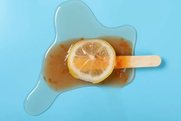 柚子味冰棒 柠檬片 蓝底融化 — 图库照片