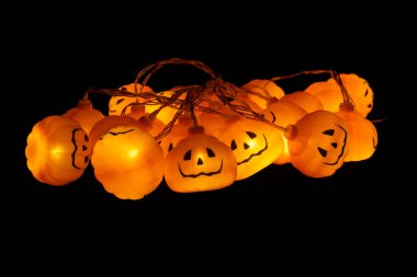 Karanlık arka planda kriko-fener ışıkları