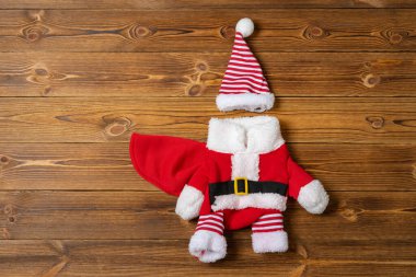 evcil Noel Baba elbisesi ahşap arka planda