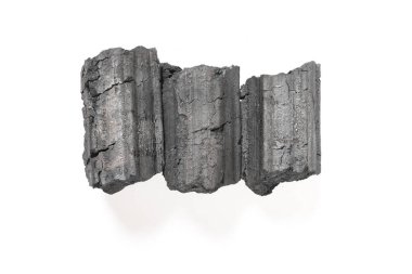Üst görünüm beyaz arkaplanda üç parça kömür