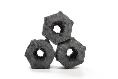 Beyaz arkaplanda üç parça kömür