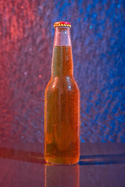 Garrafa Cerveja Fresca Fundo Vermelho Azul — Fotografia de Stock