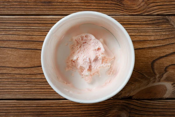 Üstteki Dondurma Fincanının Son Parçası Ahşap Arka Planda — Stok fotoğraf