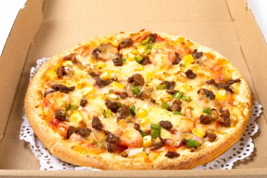 Yakından bakınca et ve pastırma soslu taze pizza.