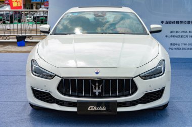 ZHONGSHAN GUANGDONG Çin - 26 Mart 2021: beyaz bir Maserati arabasının önü.
