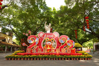 ZHONGSHAN GUANGDONG ÇİN - 30 Ocak 2022, Çin Yeni Yılı için bir parkta dekorasyon 1 Şubat 'ta geliyor..