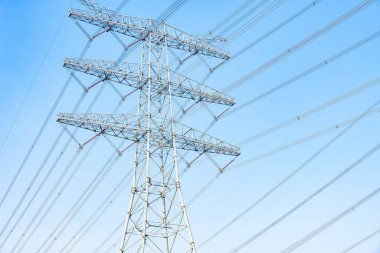 yüksek voltaj güç pilonu bir günlük yatay bileşiminde