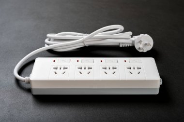 açı görünümü çoklu soketler güç uzantısı bireysel switiches üzerinde siyah