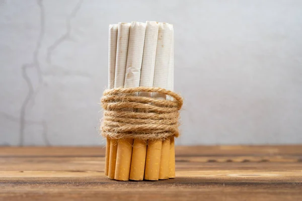 Bouquet Cigarette Sur Une Table Bois — Photo