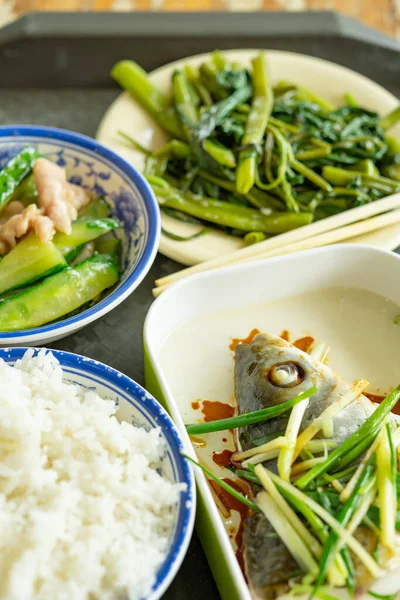 Sudut Pandang Makanan Cepat Saji Ikan Kukus Dan Bayam Air — Stok Foto