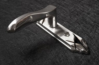 Koyu arkaplanda kırık metal kilit
