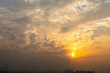 Gün batımında bir Çin banliyösünde