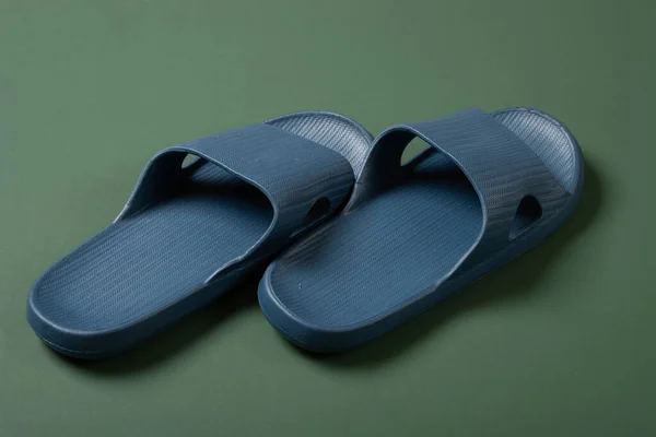 Par Zapatillas Plástico Azul Sobre Fondo Verde —  Fotos de Stock