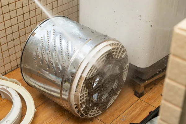 Reinigung Der Außenseite Des Tanks Einer Waschmaschine Mit Hochdruckpistole — Stockfoto