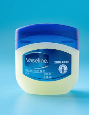Zhongshan; 1 Mart 2020: Mavi arkaplanda bir şişe vazelin.