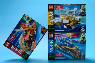 ZHONGSHAN GUANGDONG Çin-8 Ağustos 2020: mavi üzerine ninja bulmacaları kutuları.