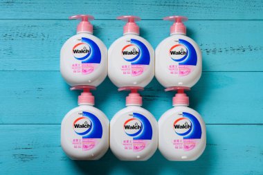 ZHONGSHAN GUANGDONG Çin - 8 Eylül 2020: Walch el yıkama şişelerinin üst görünümü.