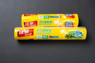 Zhongshan Çin - 24 Aralık 2020: siyah arkaplan üzerinde Glad besin torbaları seti.