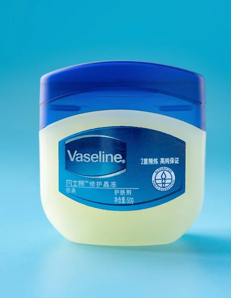 Zhongshan China März 2020 Flasche Vaseline Auf Blauem Hintergrund lizenzfreie Stockfotos
