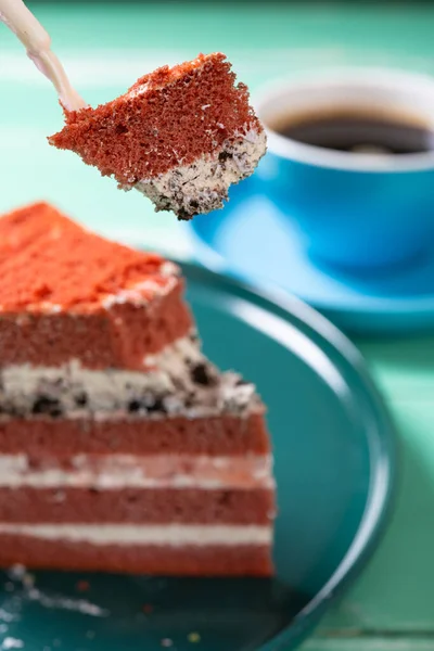 Essen Roter Farbe Süßer Kuchen Und Tasse Kaffee Vertikale Zusammensetzung — Stockfoto