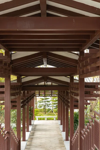 具有木制屋顶垂直结构的路径 — 图库照片