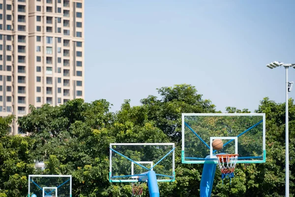 Баскетбольні Обручі Дошки Перед Високим Багатоквартирним Будинком — стокове фото