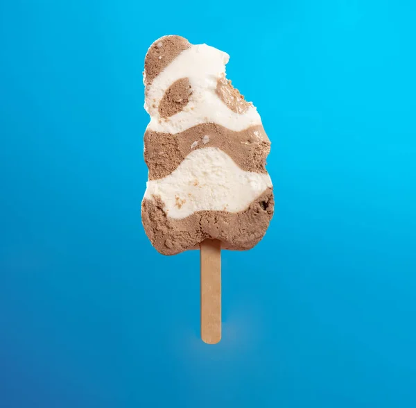 Paleta Forma Panda Con Bocado Sobre Fondo Azul — Foto de Stock