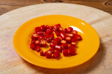 Tabakta doğranmış kırmızı biber.